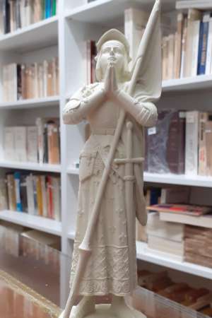 Statue de Jeanne d’Arc priant – notre dame de Paris