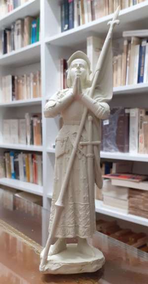 Statue de Jeanne d&rsquo;Arc priant – notre dame de Paris
